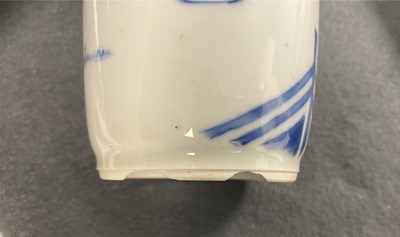 Deux vases de forme rouleau en porcelaine de Chine en bleu et blanc, Kangxi